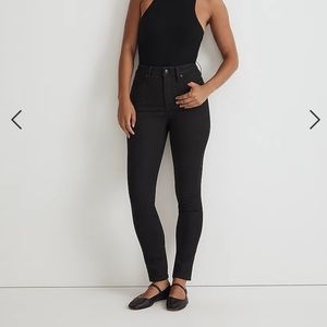 Curvy 10" High-Rise Skinny Jeans in Black Frost